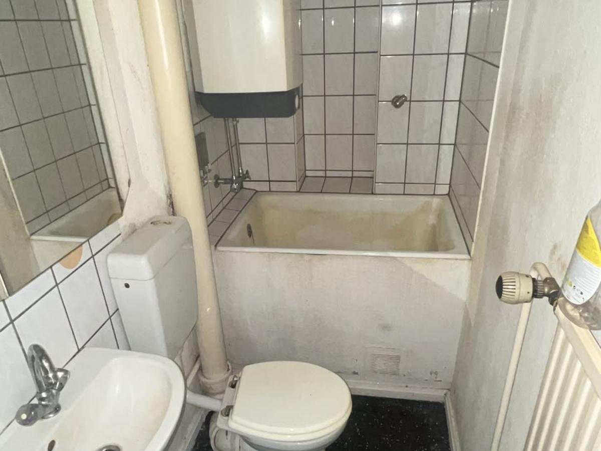 Dasselbe Badezimmer nach Räumung und Grundreinigung